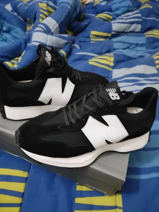 Tênis New Balance 327 Preto e Branco Novo