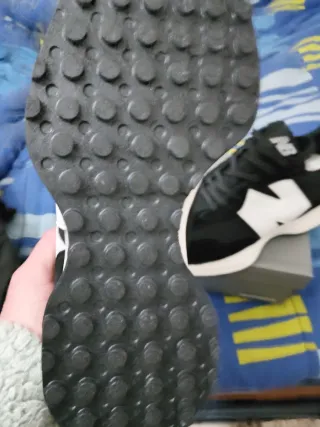 Tênis New Balance 327 Preto e Branco Novo