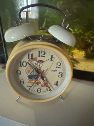 Despertador antiguo con personaje