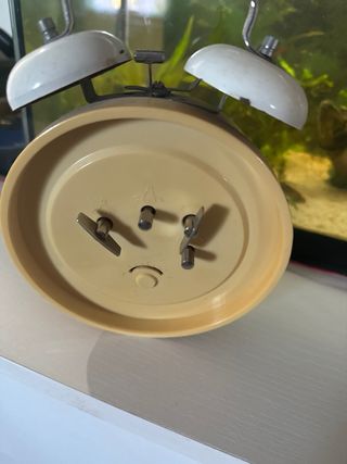 Despertador antiguo con personaje