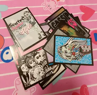Vendo o intercambio cromos Monster High Panini