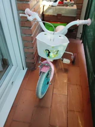 Bicicleta infantil rosa con ruedines