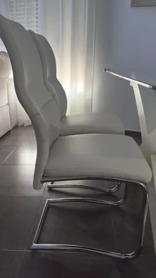 Mesa Comedor Cristal y 4 Sillas Piel