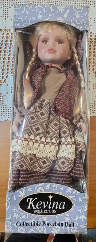 Muñeca porcelana colección rubia trenzas