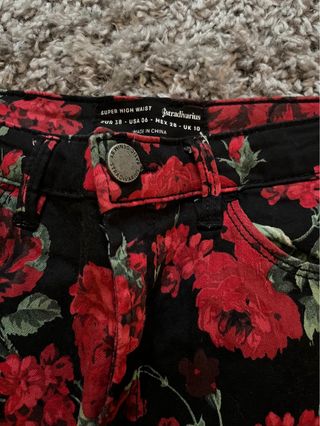 Pantalón pitillo estampado floral Stradivarius T38