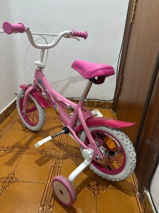 Bicicleta infantil rosa con ruedines
