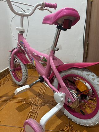 Bicicleta infantil rosa con ruedines
