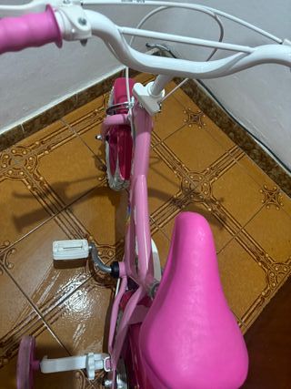 Bicicleta infantil rosa con ruedines