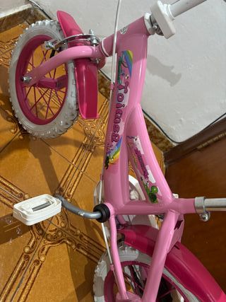 Bicicleta infantil rosa con ruedines