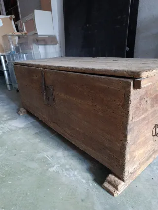 Baúl de madera y metal antiguo