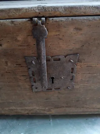 Baúl de madera y metal antiguo