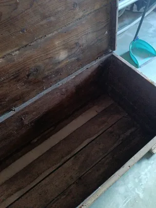 Baúl de madera y metal antiguo