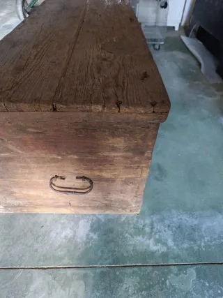 Baúl de madera y metal antiguo