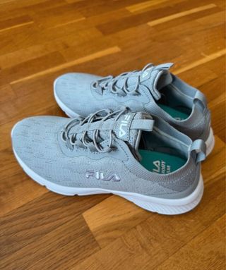 Zapatillas Fila Grises y Blancas