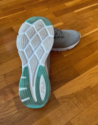 Zapatillas Fila Grises y Blancas