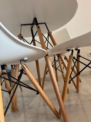 Mesa redonda y 4 sillas blancas