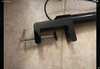 Lampada da tavolo flessibile con morsetto