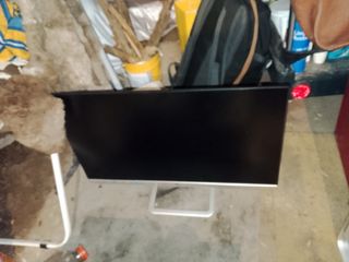 Pantalla de ordenador negra y plateada