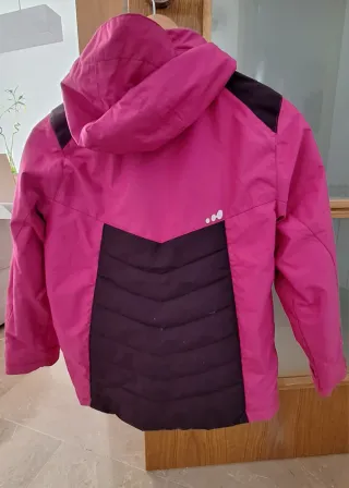 Pantalones de esquí rosas co9n tirantes y jaqueta.