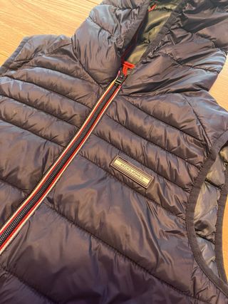 Chaleco acolchado azul marino con capucha