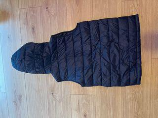 Chaleco acolchado azul marino con capucha