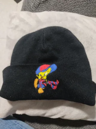 Gorro negro con personaje bordado