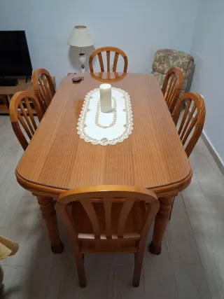 Mesa comedor y 6 sillas, en madera de pino macizo.