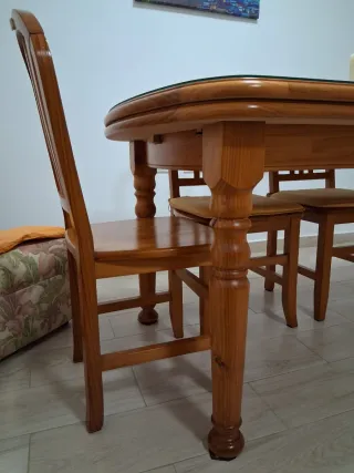 Mesa comedor y 6 sillas, en madera de pino macizo.