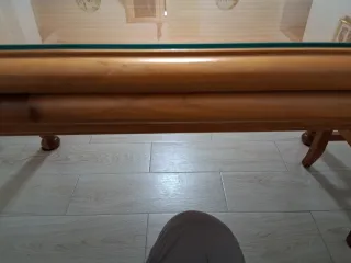 Mesa comedor y 6 sillas, en madera de pino macizo.