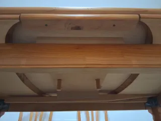 Mesa comedor y 6 sillas, en madera de pino macizo.
