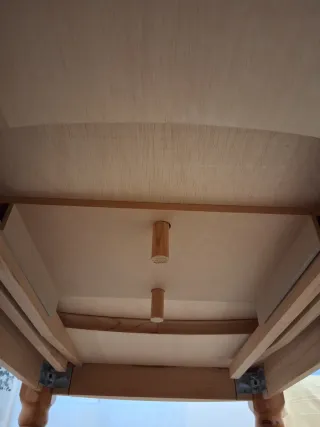 Mesa comedor y 6 sillas, en madera de pino macizo.