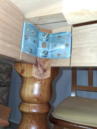 Mesa comedor y 6 sillas, en madera de pino macizo.