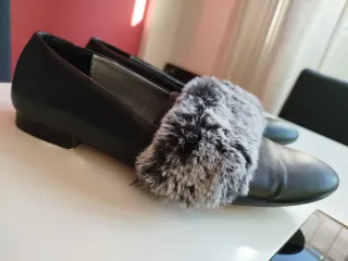 Zapatos negros con detalle gris