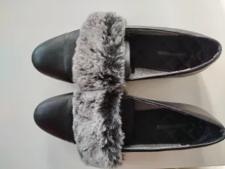 Zapatos negros con detalle gris