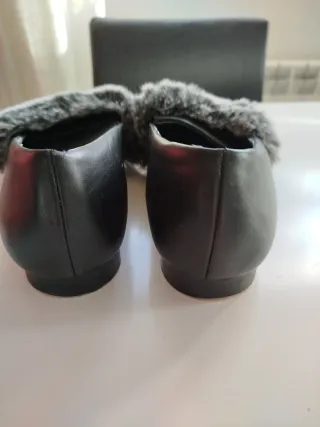 Zapatos negros con detalle gris