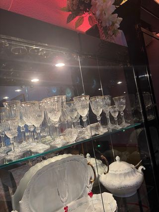 Mueble Salón con cristalera y madera lacada negra