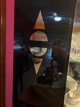 Mueble Salón con cristalera y madera lacada negra