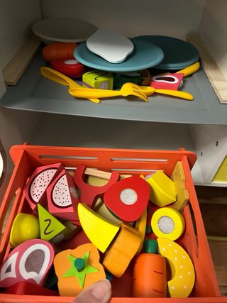 Cocina de juguete de madera con accesorios