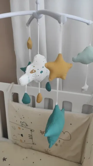 Móvil cuna musical nubes y estrellas