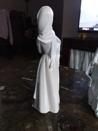 Figura Lladró Niña con Cordero