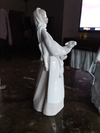 Figura Lladró Niña con Cordero