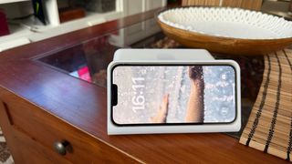 Base de carga magsafe para dispositivos Apple.