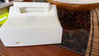 Base de carga magsafe para dispositivos Apple.