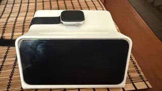 Base de carga magsafe para dispositivos Apple.