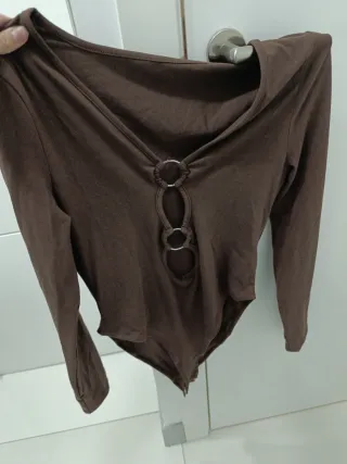 Body marrón manga larga con aberturas