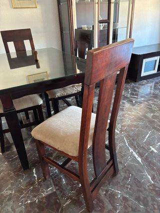 Mesa de salón con cristal marrón