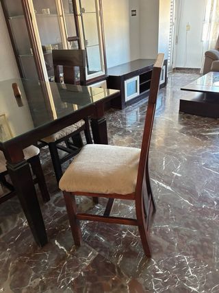 Mesa de salón con cristal marrón