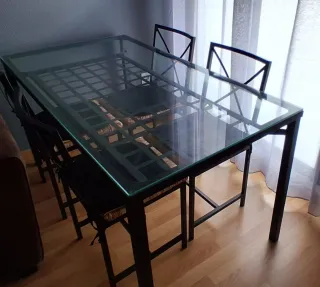 Mesa de comedor y sillas