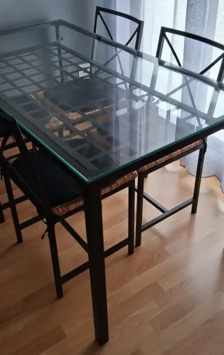 Mesa de comedor y sillas