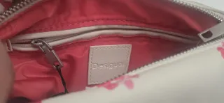 Bolso Desigual blanco con flores rosas